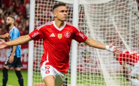 Bernabei celebra gol em goleada do Internacional sobre o Grêmio e exalta vitória colorada