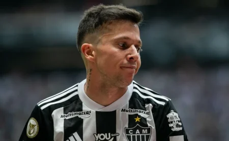 Bernard causa polêmica ao apontar favorito em clássico mineiro.