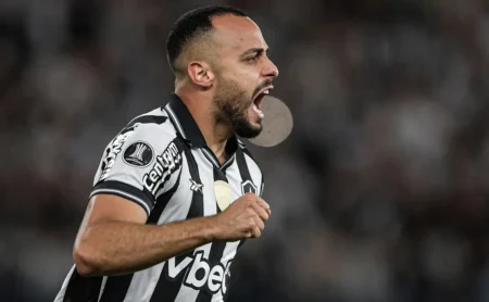 Botafogo avalia proposta de 12 milhões de euros do Torino por Arthur Cabral