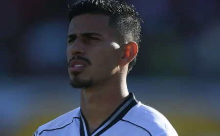 Botafogo busca reviravolta e pode manter David Ricardo após interesse russo.