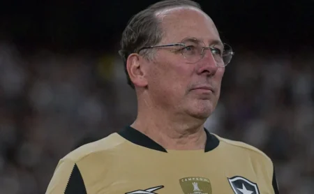 Botafogo busca zagueiro e Textor tenta evitar punição por transfer ban Botafogo busca zagueiro e Textor tenta evitar punição por transfer ban