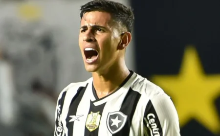 Botafogo e Torino disputam David Ricardo; clube italiano prepara oferta de 7 milhões de euros