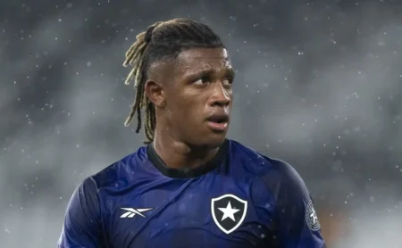 Botafogo lida com cobrança milionária por Danilo, mas confia na permanência do volante