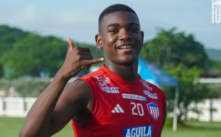 Botafogo se aproxima de Joel Canchimbo, diminui oferta ao Junior Barranquilla e encaminha acordo.