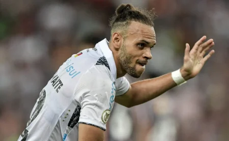 Braithwaite define futuro após sondagem do Atlético-MG e permanecerá no Grêmio em 2025