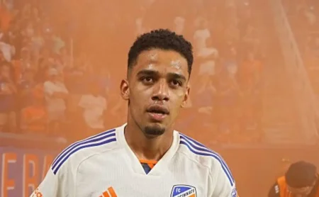 Brenner chega ao Rio para assinar com o Vasco e elogia Diniz, detalhando suas características