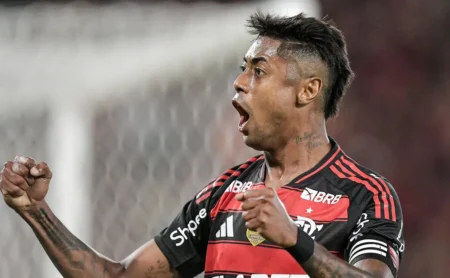 Bruno Henrique, especulado no Santos, recebe cerca de R$ 2 milhões e deve permanecer no Flamengo