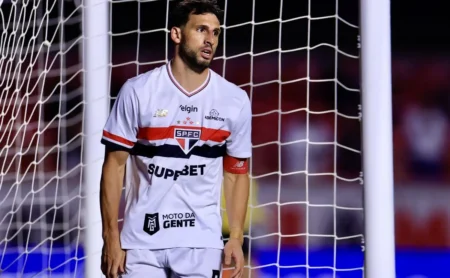 Calleri desperdiça chance incrível, se redime, mas não impede a derrota do São Paulo para a Portuguesa Calleri desperdiça chance incrível, se redime, mas não impede a derrota do São Paulo para a Portuguesa
