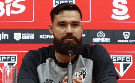 Carlos Coronel se apresenta no São Paulo e define disputa pela titularidade: “Vim para competir” Carlos Coronel se apresenta no São Paulo e define disputa pela titularidade: “Vim para competir”