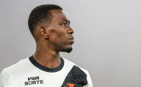 Carlos Cuesta é apontado como vilão na derrota do Vasco para o Mirassol após gol contra bizarro