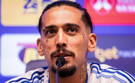 Chico Costa detalha disputa com Kaio Jorge no Cruzeiro: “Decisão com Tite” Chico Costa detalha disputa com Kaio Jorge no Cruzeiro: “Decisão com Tite”