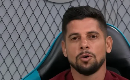 Cicinho prevê goleada do São Paulo sobre a Portuguesa em transmissão ao vivo Cicinho prevê goleada do São Paulo sobre a Portuguesa em transmissão ao vivo