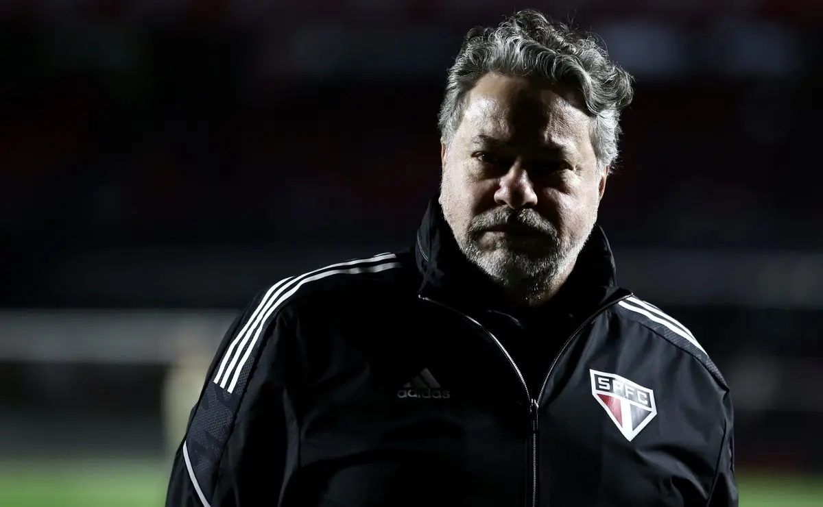 Contratações do São Paulo para Crespo travadas em disputa com Casares Contratações do São Paulo para Crespo travadas em disputa com Casares