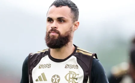 Contratação de Michael pelo Santos é barrada pelo Flamengo, que exige compensação financeira.