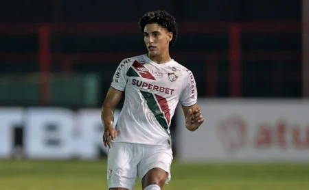 Corinthians notifica Fluminense sobre interesse em Gabriel Fuentes
