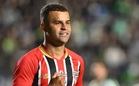 Corinthians mantém o interesse em Alisson e define 4 jogadores para negociação com o São Paulo