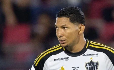 Corinthians negocia com Rony, mas resistência da torcida impede acordo.