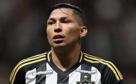 Corinthians enfrenta concorrência do Santos por Rony