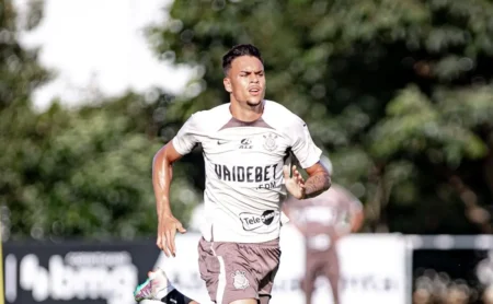 Corinthians busca zagueiro para reforçar o elenco após venda de Tchoca ao Torino Corinthians busca zagueiro para reforçar o elenco após venda de Tchoca ao Torino