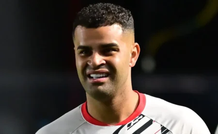 Corinthians encerra negociação com São Paulo por Alisson e não deposita valor acordado.