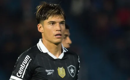 Correa na mira do River Plate: Botafogo avalia futuro do atacante argentino