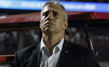 Crespo atualiza situação de Alisson e indica nova oportunidade ao meio-campista: “se estiver bem, vai jogar”