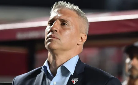 Crespo comenta situação de Casares após Mirassol x São Paulo: “Acredito na justiça”