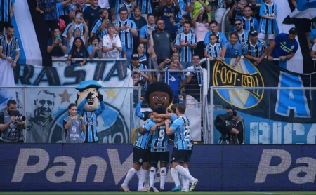 Cristaldo se reergue no Grêmio, conquista espaço com Luis Castro e assume titularidade no meio-campo