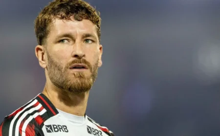 Cruz Azul busca Léo Pereira, e Flamengo estipula pedido de R$ 64,3 milhões pela venda do zagueiro