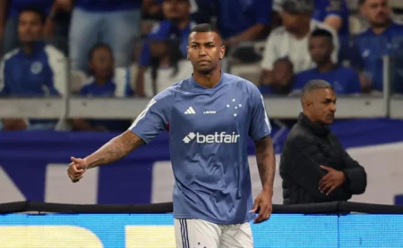 Cruzeiro abre negociação por Walace e espera proposta para fechar acordo.