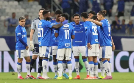 Cruzeiro é derrotado pelo Democrata no Mineirão e irrita torcida, mas mantém liderança no Grupo C