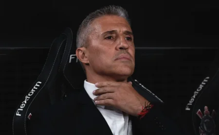 Demissão de Hernán Crespo no São Paulo: diretoria reprova atitudes, mas afastamento é descartado.