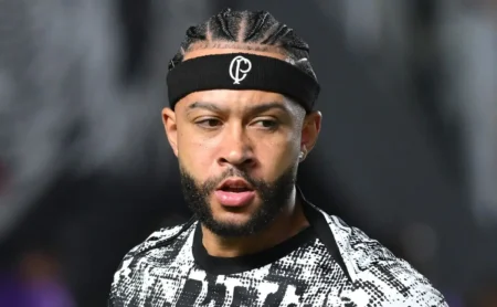 Depay recebe falta dura de Jean Lucas e desperdiça chance crucial