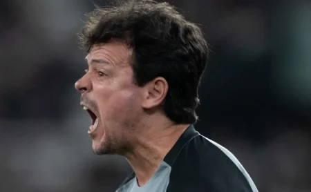 Diniz critica atuação do Vasco em derrota para o Flamengo e demonstra insatisfação com substituto de Rayan