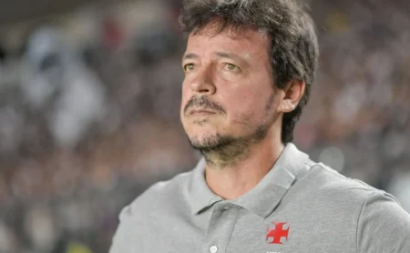 Diniz reage com veemência à expulsão de Barros e critica influência da arbitragem em favor do Flamengo