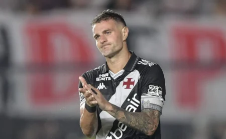 Diretor do Vasco detalha situação de Vegetti e nega ofertas: “Contamos com ele”