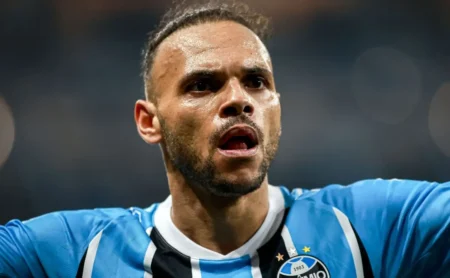 Diretor do Grêmio define prazo para retorno de Villasanti e Braithwaite aos gramados.