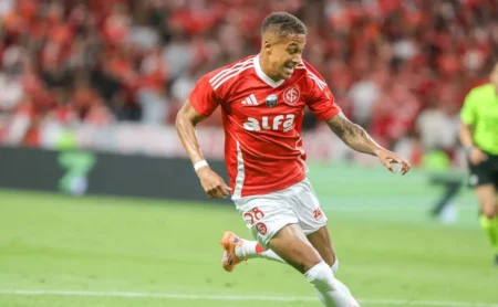 Diretoria do Inter reage e promove reviravolta após assinatura de pré-contrato de Vitinho com o Santos, informa jornalista