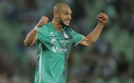 Ídolo do Internacional revela insatisfação de Dória com a lentidão na contratação pelo clube.