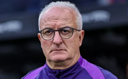 Dorival Júnior comenta sobre Pedro Milans, novo lateral, e o define como “sombra” de Matheuzinho: “Muito bem avaliado”