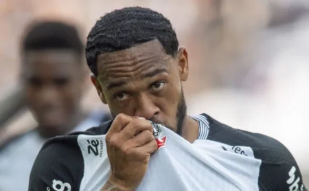 Dorival se irrita com José Martínez e futuro do volante no Corinthians vira “incógnita”