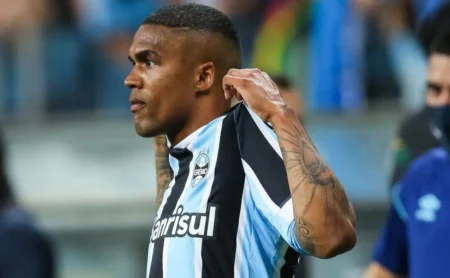 Douglas Costa busca retorno ao Grêmio e propõe acordo com perdão de dívida e contrato por desempenho.
