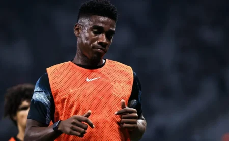 Empréstimo de Félix Torres ao Inter travado por dívida do Corinthians gera irritação no Colorado