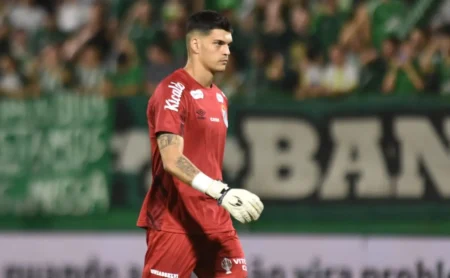 Erro crucial de Brazão define virada da Chapecoense sobre o Santos na estreia do Brasileirão Erro crucial de Brazão define virada da Chapecoense sobre o Santos na estreia do Brasileirão