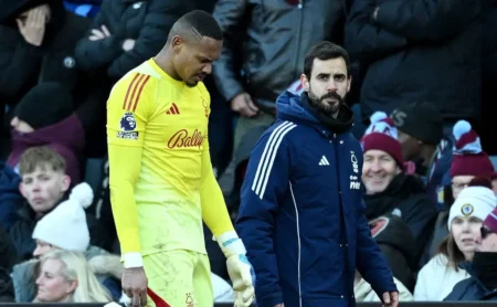 Ex-jogador do Botafogo, John falha de forma inusitada em jogo do Nottingham Forest e deixa a partida lesionado Ex-jogador do Botafogo, John falha de forma inusitada em jogo do Nottingham Forest e deixa a partida lesionado