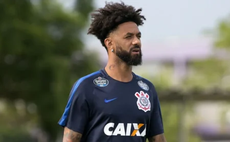 Ex-volante do Corinthians, Cristian, é denunciado por violência doméstica pela ex-esposa