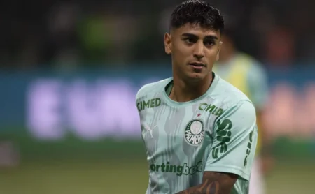 Facundo Torres deixa o Palmeiras: clube aceita pequena perda e considera venda como solução após desempenho abaixo do esperado