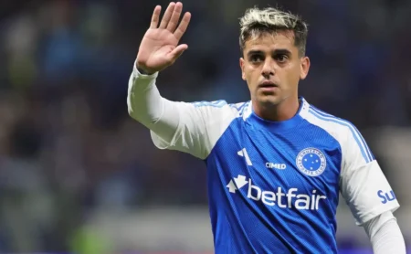 Fagner em atuação abaixo na goleada do Botafogo para o Cruzeiro pelo Brasileirão