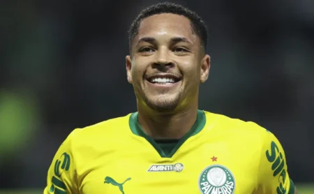 Fenerbahçe mira Vitor Roque após investir em Flaco López, informa jornalista