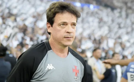 Fernando Diniz impede saída de Leandrinho do Vasco por proposta árabe